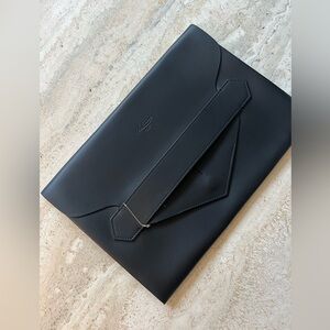 BLACK GENUNE
FLORENTINE VACCHETTA
LEATHER